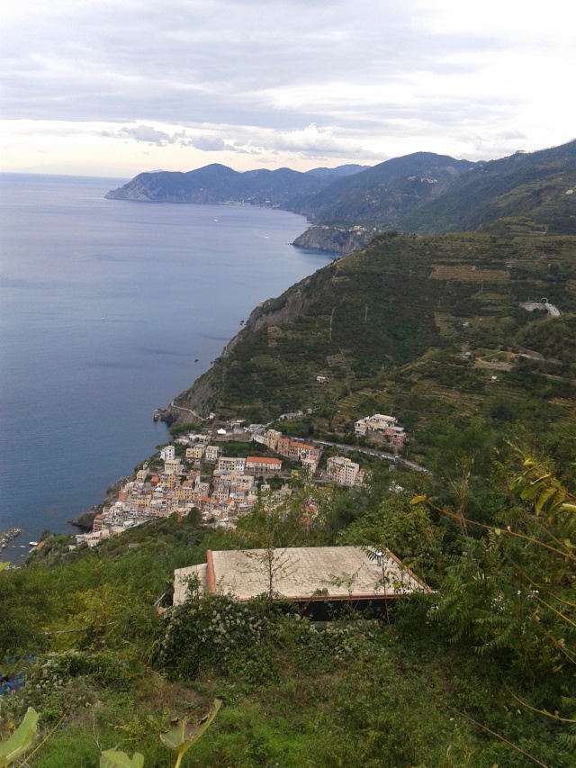 widok z góry na Riomaggiore i resztę wybrzeża
